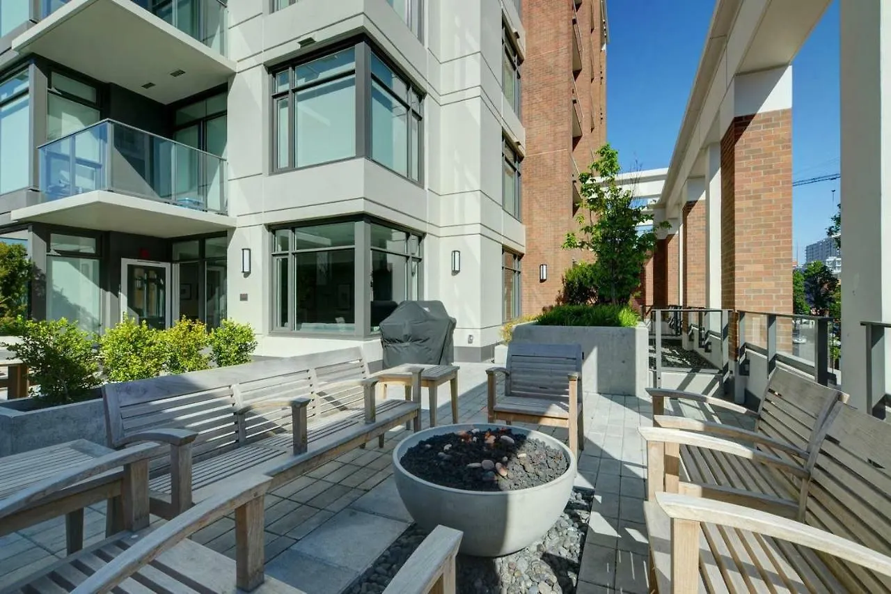 Downtown 2 Beds/2Bath With Huge Patio& Parking! Daire Victoria 0*,  Kanada